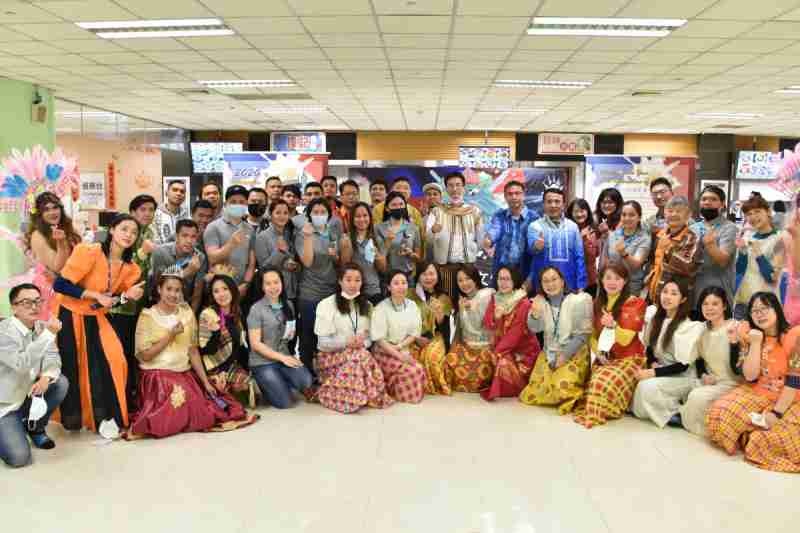 友達推動「安心、、、創新、、、用心、、同心、、盡心」五星職旅，，，為菲籍員工打造全方位照護，，，，首度贏得「人權實踐與發展領袖獎」殊榮