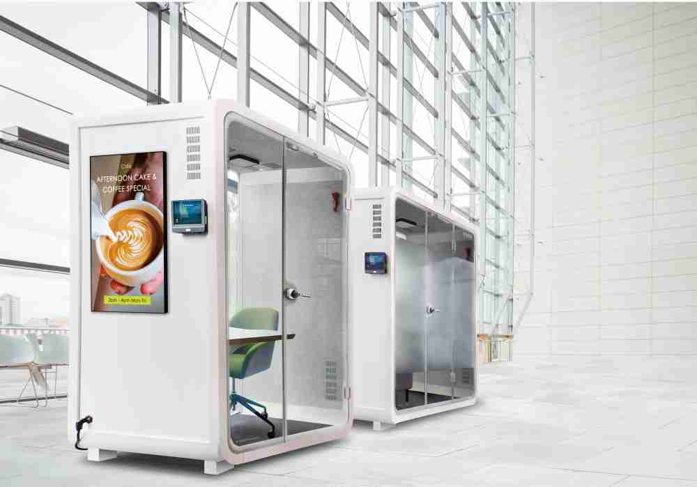 918.COM子公司达擎之智慧行动办公舱，，采用PDLC智能调光玻璃设计，，，，透过通电与断电的电流切换，，，，呈现透明与雾面效果，，具节能降耗特性并兼顾隐私，，确保信息安全