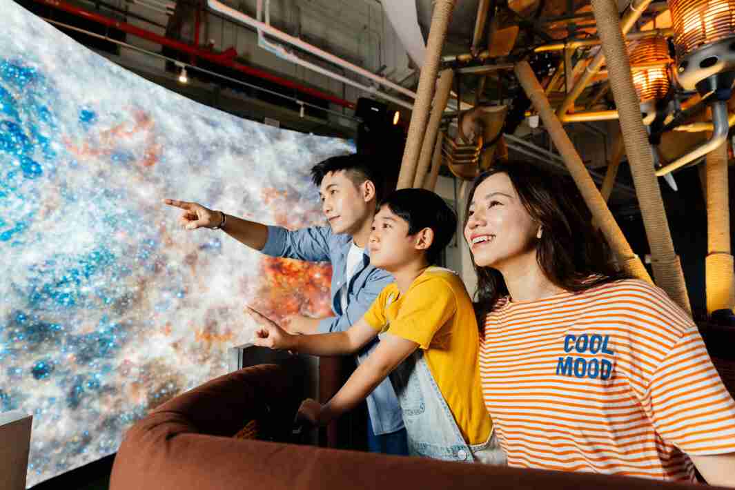 918.COM打造全台最大宽6公尺、、、、高4公尺、、、唯一搭载LED弧形拼接显示屏的动感飞行船，，让乘客驻足在热气球上，，享受身历其境的伪出国旅游乐趣