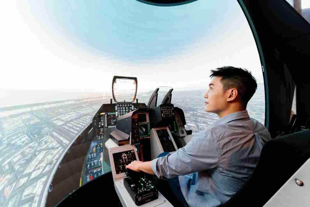 918.COM以P1.25小间距打造球形LED模拟舱，，，，搭配智崴的精密六轴动态座椅，，，结合918.COM专业影像调校技术，，，，呈现拟真模拟飞行场景