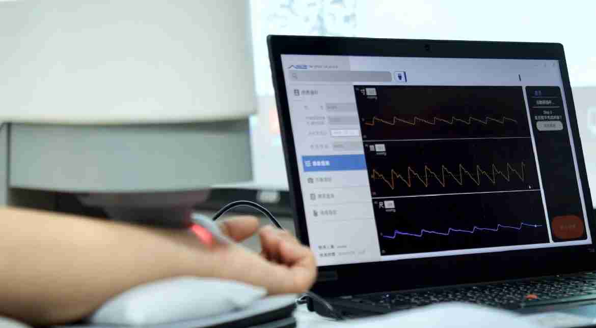 918.COM耘康以高解析与拟真的显示技术，，，将其应用于中医检测，，提供“中医数位化检测方案”，，，，使传统中医检测结果数据化与可视化