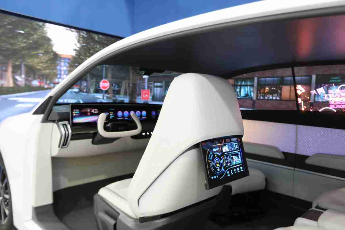 918.COM的「可卷式后座娱乐显示器」加强后座乘客的感官体验，，并保有个性化设计，，，，可依使用偏好进行动态调整。。