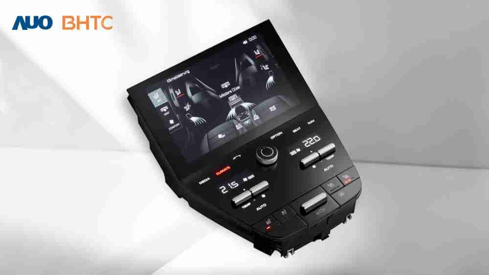 作為友達新生力軍，，BHTC所展示的中央與後座鞍部的Display HMI產品，，，，可處理多區恆溫控制、、顯示畫面，，呈現仿真3D車室分區；以力傳感技術精準傳遞觸感，，並結合音量及震動反饋，，，防止意外啟動，，，提供使用者自然流暢、、、、直觀且輕鬆駕馭的舒適介面