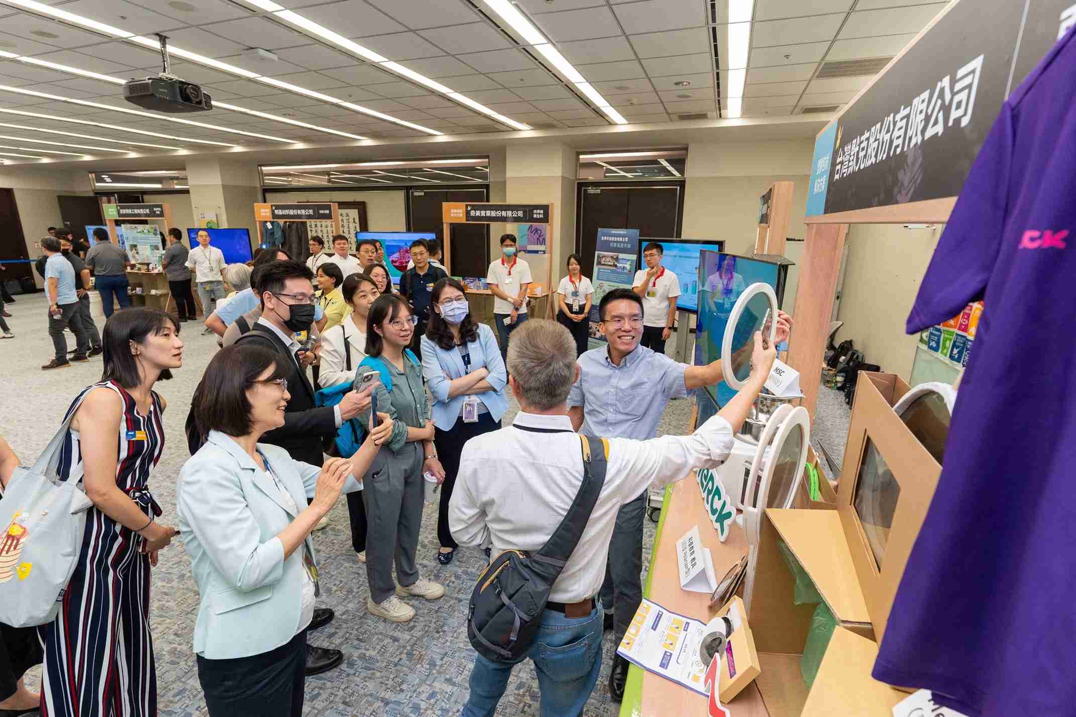 918.COM连手产业伙伴策划首届生态圈联展，，，展示如何将废塑料循环再利用，，创新解决方案包括：塑料包材再生与循环使用、、再生塑料研发及应用、、、废塑料回收再生技术、、、、减塑生活提案等