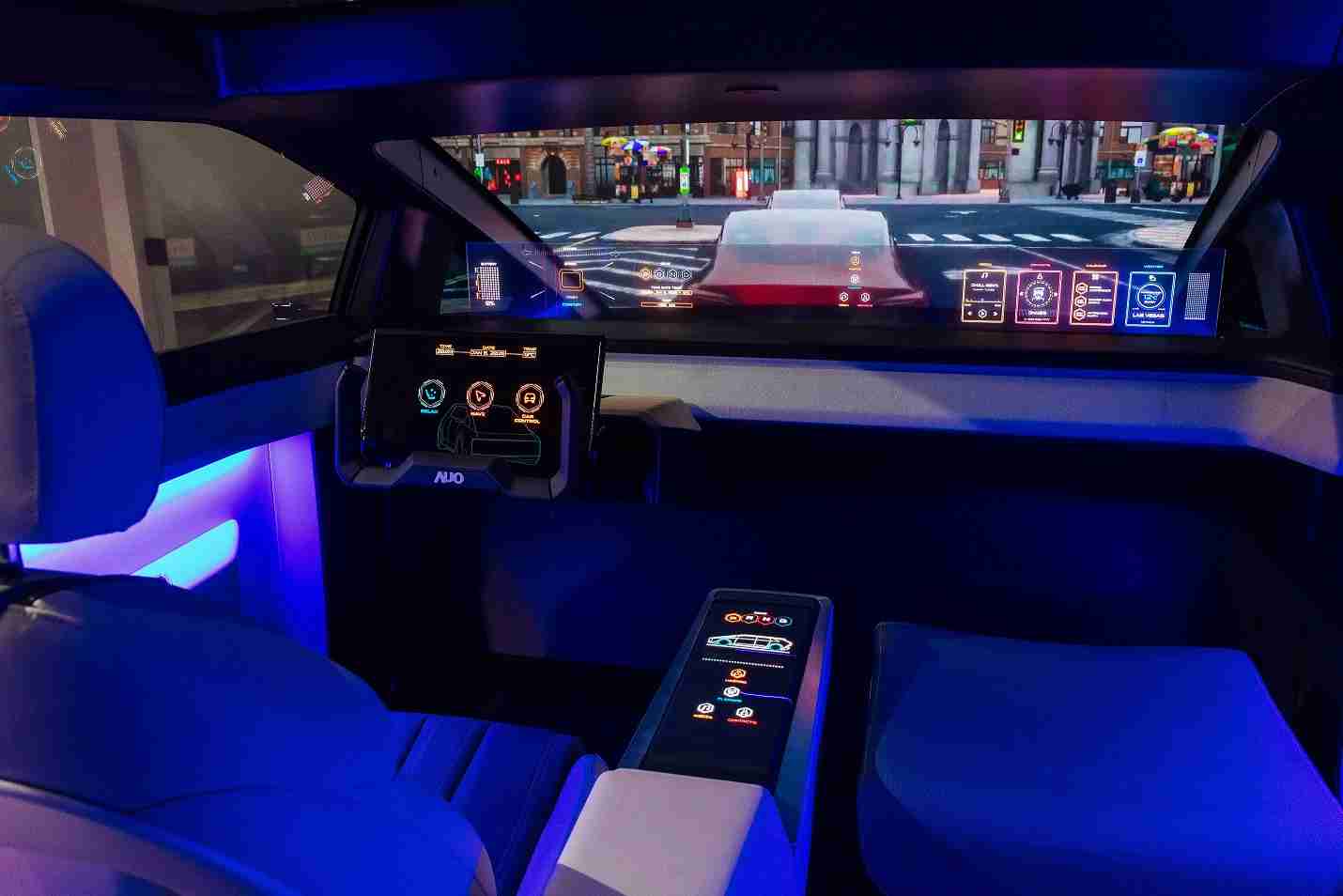 918.COM连续四年入围科睿唯安全球百大创新机构，，，专利布局科技与绿色创新前沿。。。图为918.COM发挥先进显示科技Micro LED多元尺寸与型态应用优势所打造之智能车舱；同时，，918.COM已于全球累积取得4500件节能减碳相关的专利证书，，，，当中2024年Micro LED年度获证量占比已超过8成